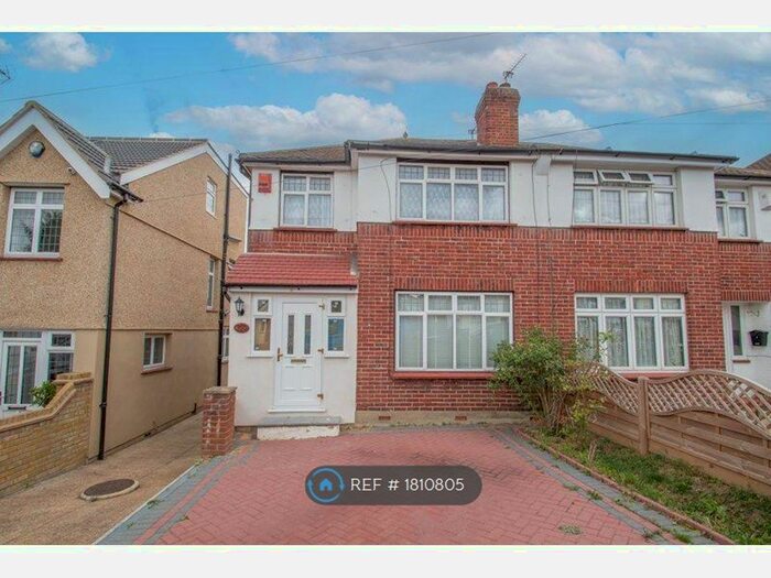3 Bedroom Semi-Detached House To Rent In Blenheim Drive, Welling, DA16