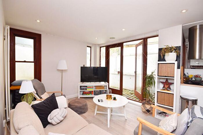 3 Bedroom Flat To Rent In Cavendish Road, London, SW12
