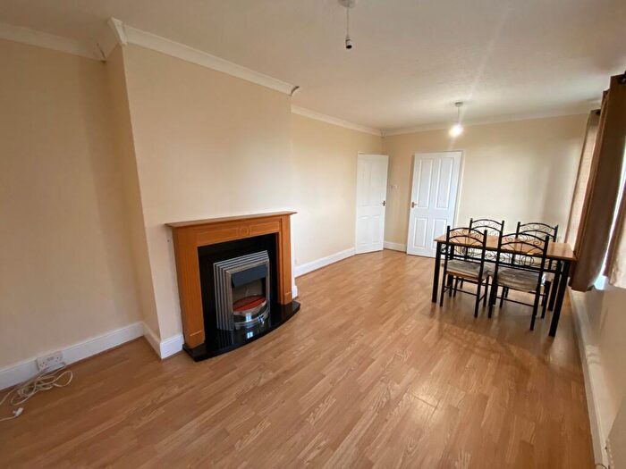 2 Bedroom Apartment To Rent In Lingfield Walk, Leeds, LS17