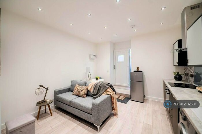 2 Bedroom Flat To Rent In Greaves Street, Oldham, OL1