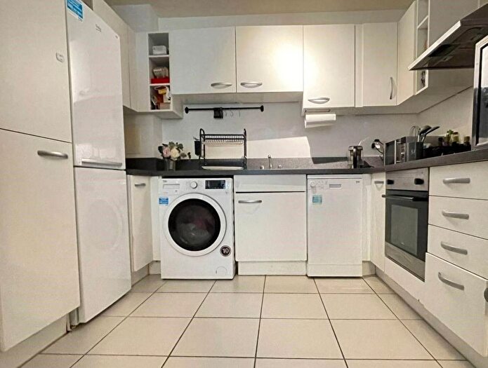2 Bedroom Flat For Sale In Gowers Walk, Tower Hamlets, London, E1
