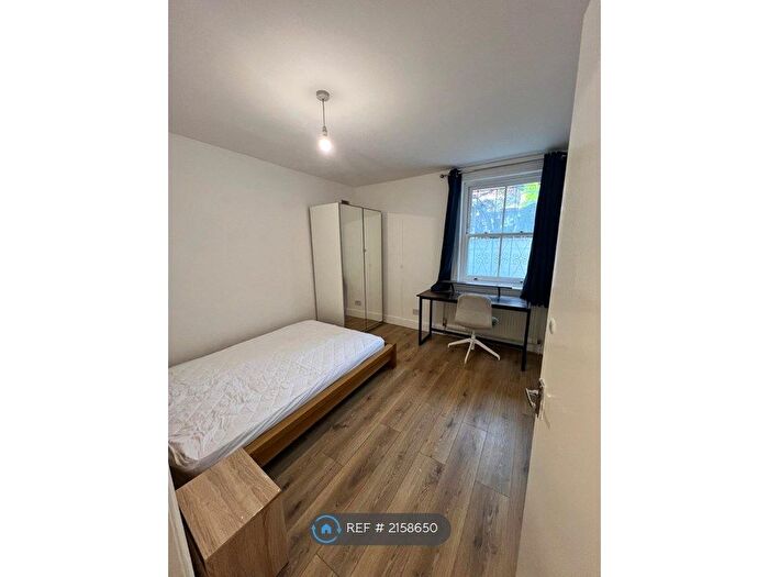3 Bedroom Flat To Rent In Stockwell Road, London, SW9