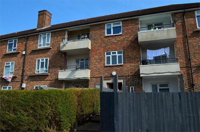 2 Bedroom Flat To Rent In Chudleigh Road, Romford, RM3