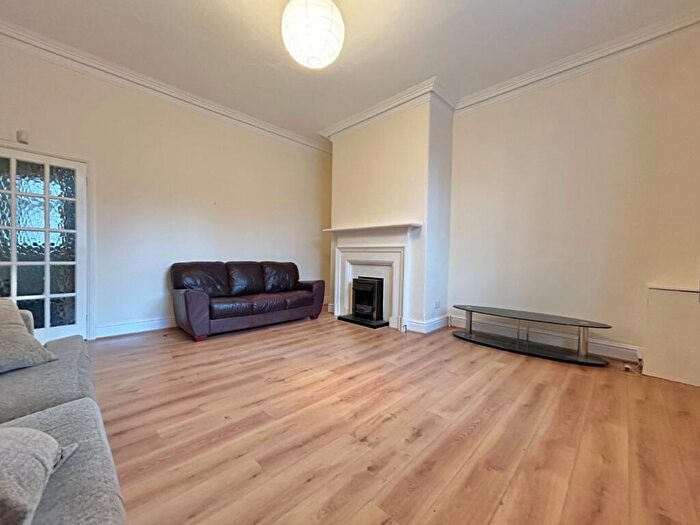 2 Bedroom Flat To Rent In Gledhow Hall, Gledhow Lane, Roundhay, Leeds, LS8
