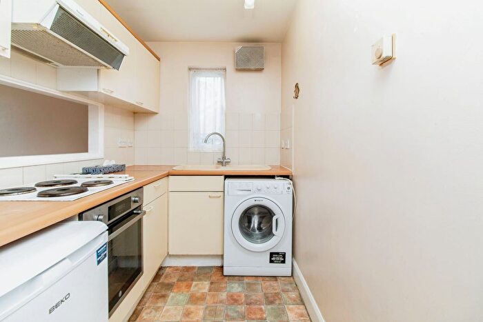 1 Bedroom Flat For Sale In Heatherbank Close, Crayford, Dartford, DA1