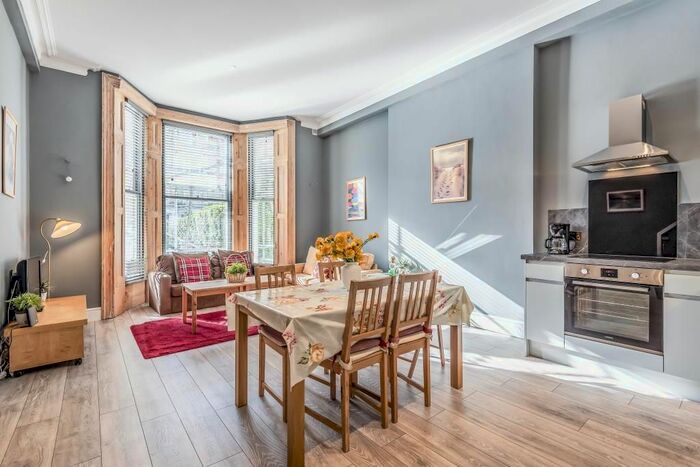 2 Bedroom Flat To Rent In Elsham Road, London, W14