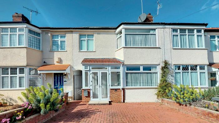 3 Bedroom Terraced House To Rent In Connaught Avenue, Enfield, EN1