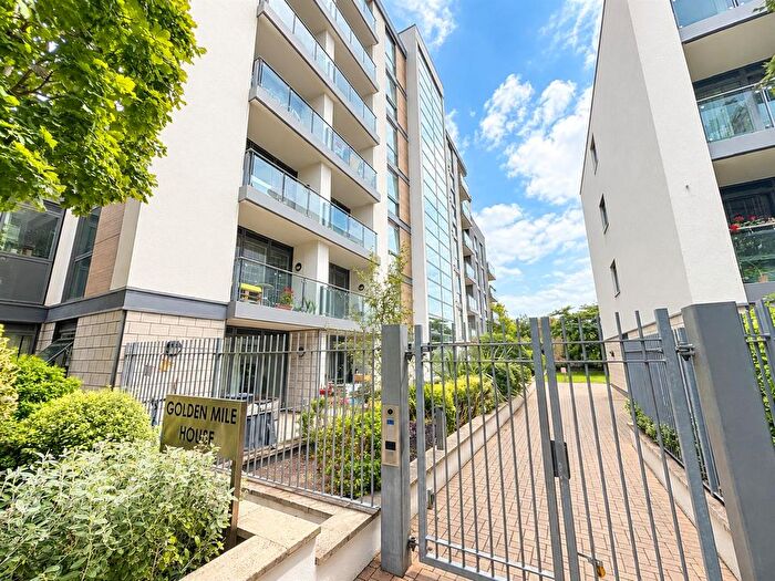 1 Bedroom Flat For Sale In Golden Mile House, Clayponds Avenue, TW8
