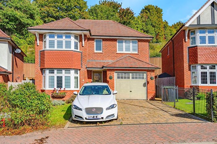 4 Bedroom Detached House For Sale In Armstrong Road, Luton, LU2
