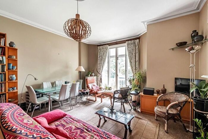 1 Bedroom Flat For Sale In Knoll Road, Dorking, RH4