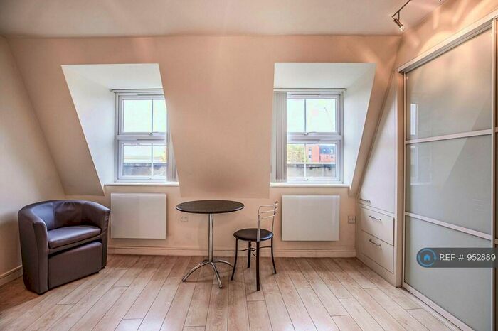 Studio To Rent In Battersea High Street, London, SW11