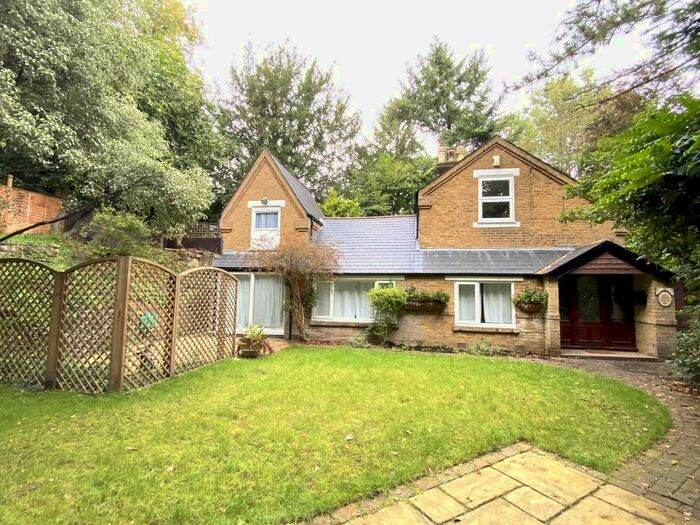 3 Bedroom Detached House To Rent In Park Road, Henley, Croydon, CR8