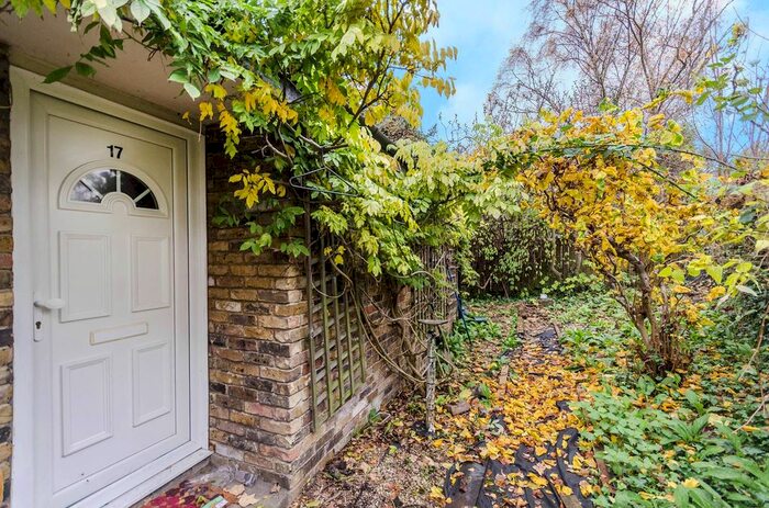 1 Bedroom Bungalow To Rent In Burrow Walk, Herne Hill, London, SE21