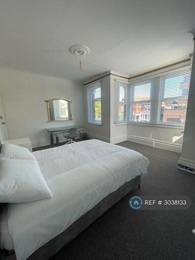 3 Bedroom Maisonette To Rent In Green Lanes, London, N8
