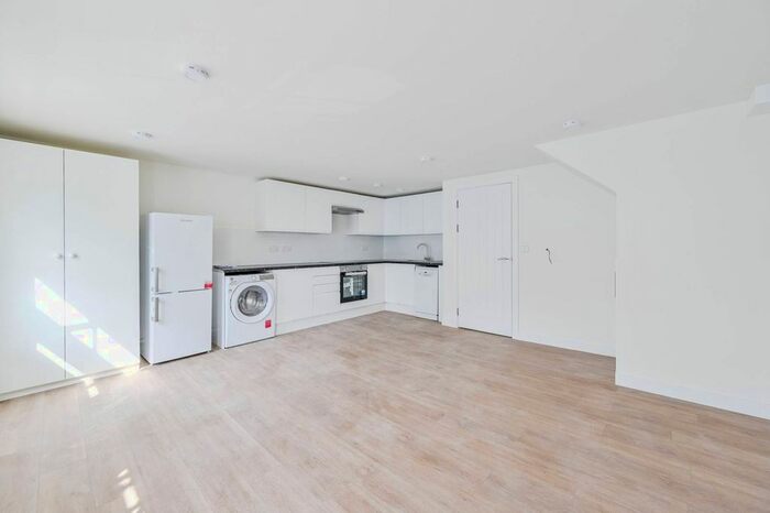 2 Bedroom Flat To Rent In Roman Road, Bow, London, E3