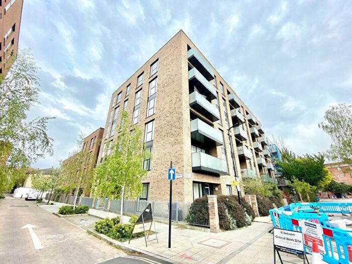 2 Bedroom Flat To Rent In Samuel Street, London, E8