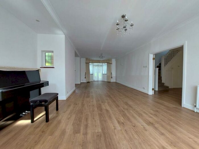 4 Bedroom Flat To Rent In Alderton Crescent, Hendon, NW4