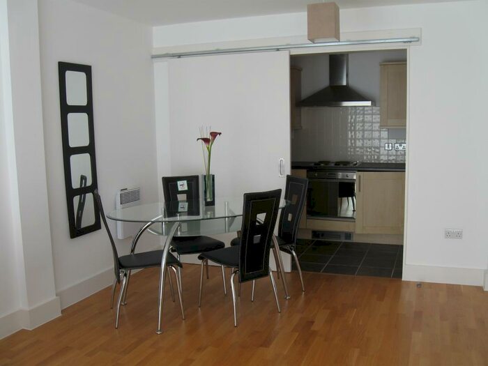 2 Bedroom Flat To Rent In Circle, Henry Street, L1