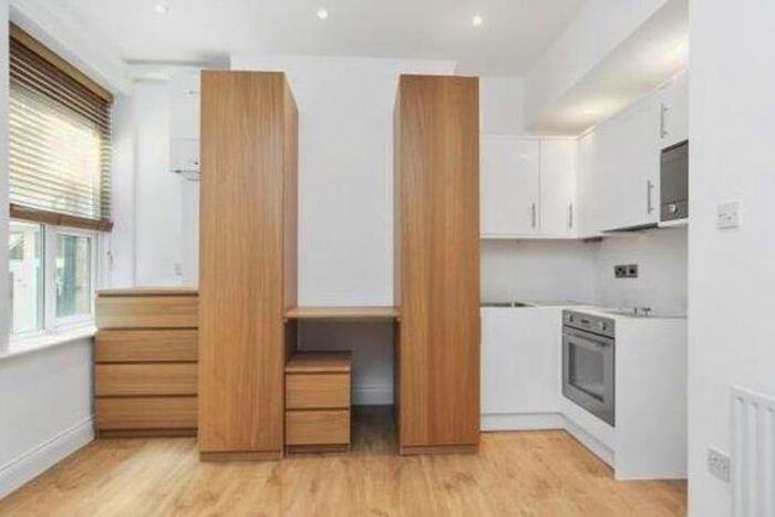 Studio To Rent In Ballards Lane, London, N3