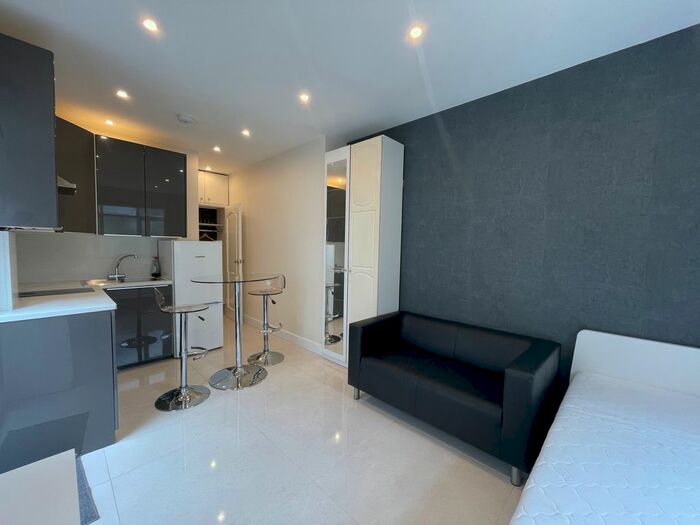 Studio To Rent In North Crescent, Finchley Central, London, N3