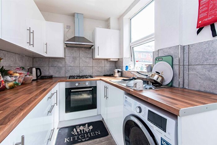 3 Bedroom Semi-Detached House To Rent In Stanley Road, NG7