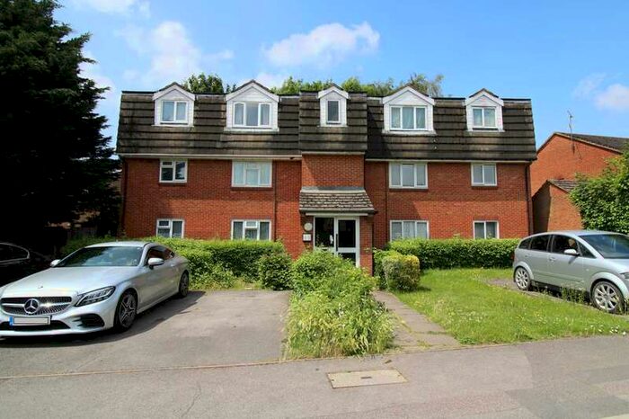 Flat To Rent In Vincenzo Close, Welham Green, AL9