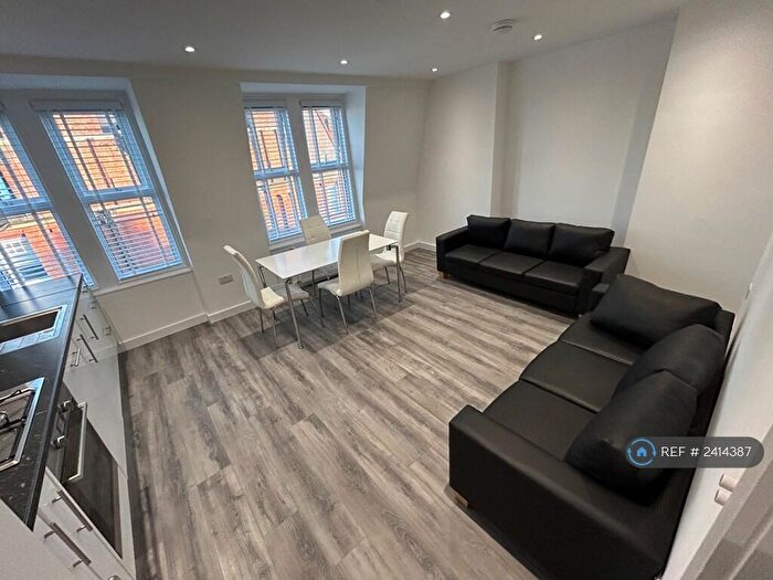 4 Bedroom Flat To Rent In Grand Parade, London, N4