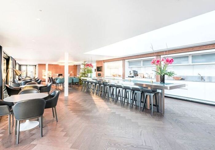 2 Bedroom Flat To Rent In Buckingham Palace Road, London, SW1W