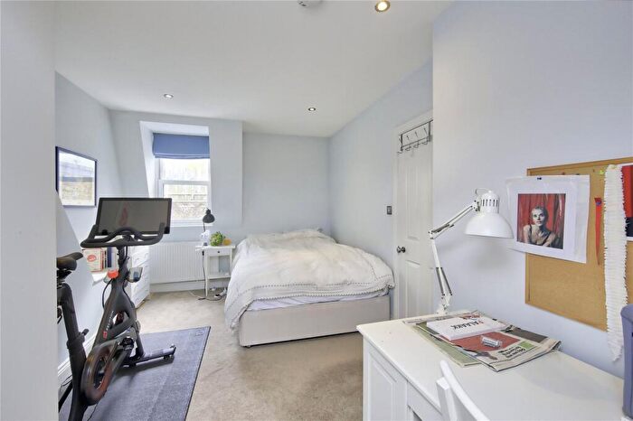 3 Bedroom Apartment To Rent In Aliwal Road, SW11