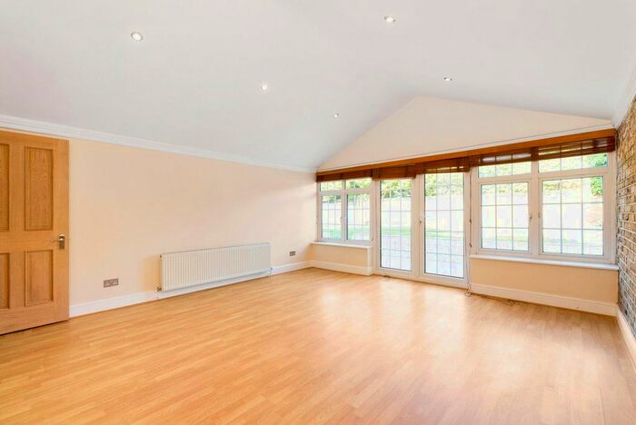 3 Bedroom Flat To Rent In Hanger Lane, Ealing, W5