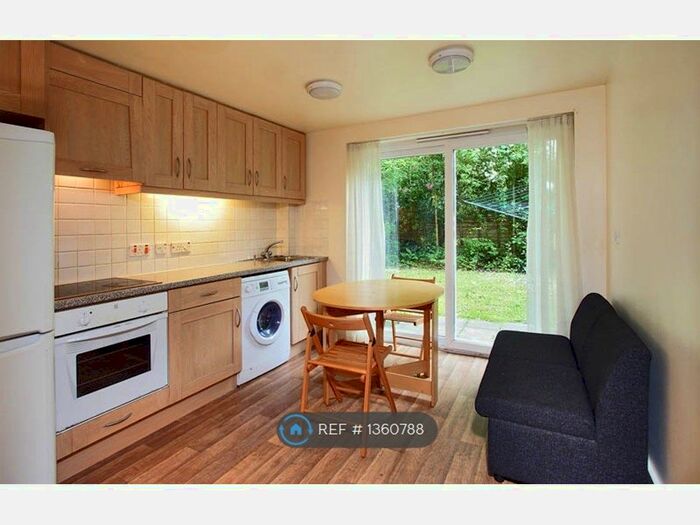 3 Bedroom Flat To Rent In Sparkford Close, Winchester, SO22