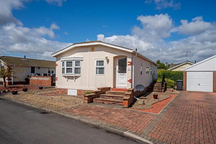 3 Bedroom Mobile/park Home For Sale In Cherry Tree Drive, Acaster Malbis, York, YO23