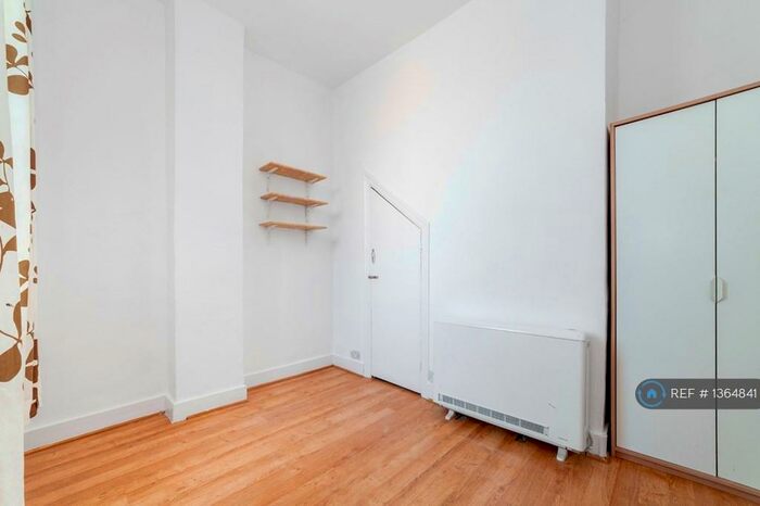 Studio To Rent In Markhouse Road, London, E17