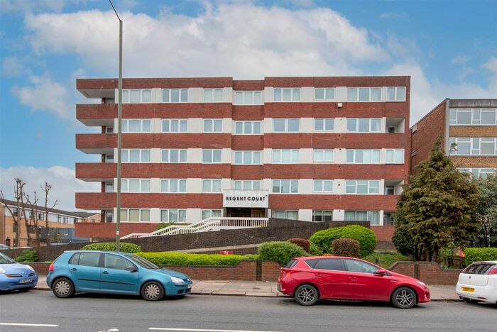 3 Bedroom Flat To Rent In Ballards Lane, London, N3