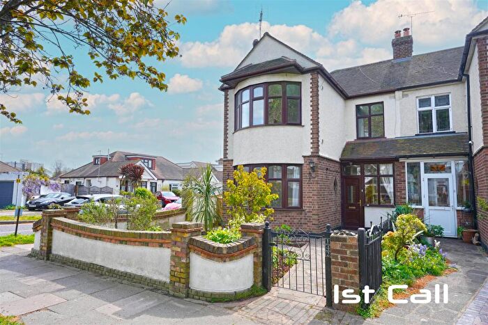 3 Bedroom Semi Detached House For Sale In Royston Avenue, Southend On Sea, SS2