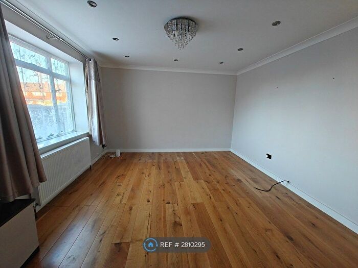 3 Bedroom End Terrace House To Rent In Ryvers Road, Slough, SL3