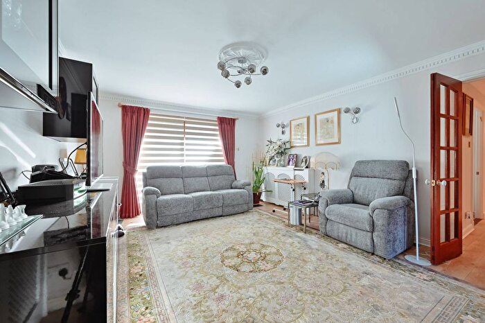 2 Bedroom Flat For Sale In The Cloisters, Bushey, WD23