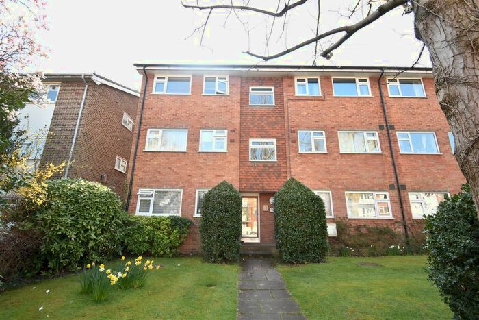 1 Bedroom Flat To Rent In Lovelace Gardens, Surbiton, KT6