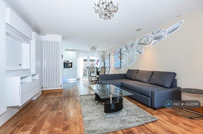 4 Bedroom Semi-Detached House To Rent In London, London, SE16
