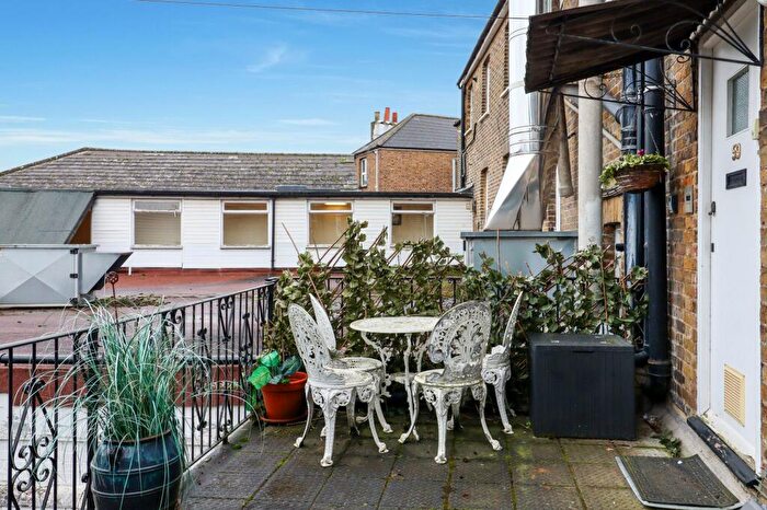 1 Bedroom Flat For Sale In Bridge Road, East Molesey, KT8