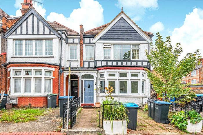 3 Bedroom Flat For Sale In Lakeside Road, Palmers Green, London, N13