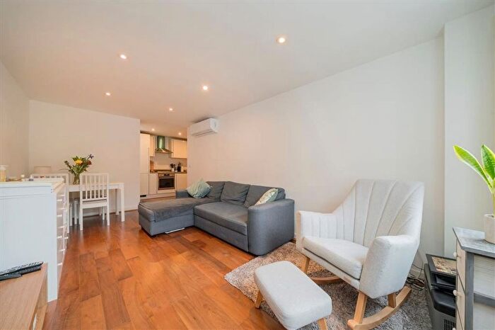 2 Bedroom Flat For Sale In Hackney Road, Hoxton, E2