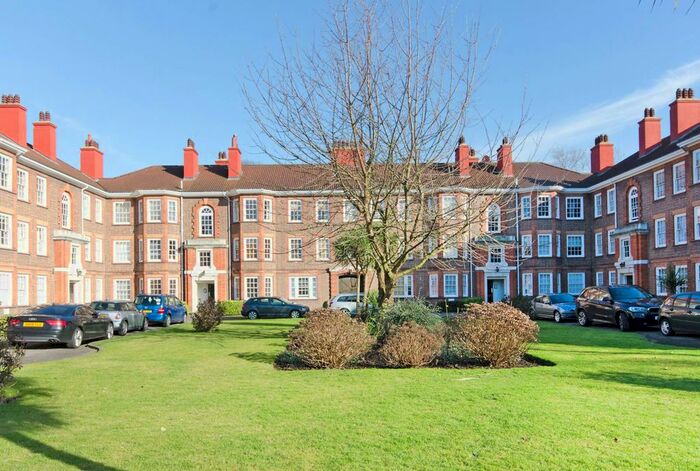 3 Bedroom Flat For Sale In Bromyard Avenue, Acton, London, W3