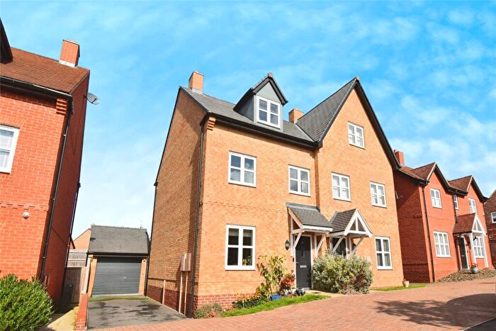 3 Bedroom Semi-Detached House For Sale In Hedge Furlong, Winslow, MK18