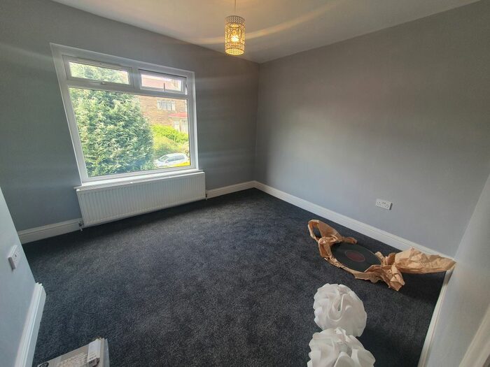 5 Bedroom Semi-Detached House To Rent In Redburn Drive, Shipley, BD18