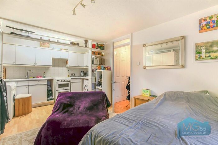 1 Bedroom Apartment For Sale In Greenway Close, Friern Barnet, London, N11