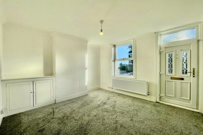 2 Bedroom House To Rent In Bourne Road, CO2