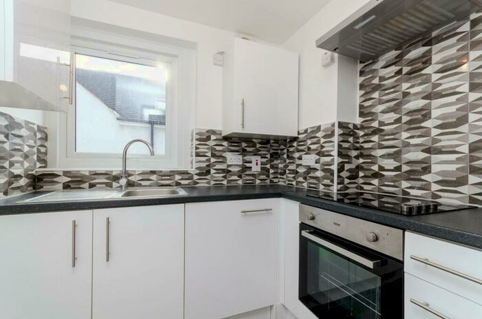 2 Bedroom Flat To Rent In Montem Road, New Malden, KT3