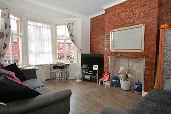 1 Bedroom Flat To Rent In Park Hall Road, London, N2