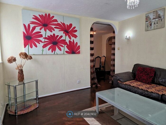 2 Bedroom Flat To Rent In Thamesvale Close, Hounslow, TW3